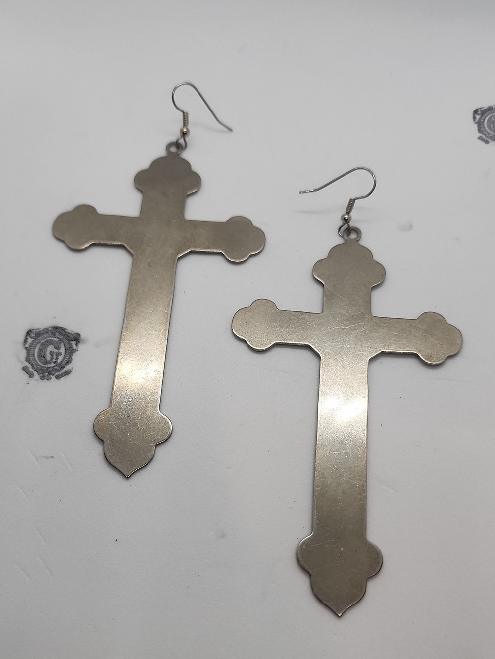 GASOLINE GLAMOUR SCALLOPED CROSS EARRINGS